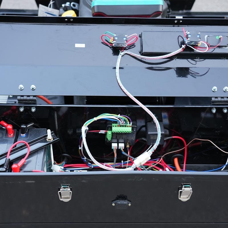 csj hs1000 glass lifter hydraulic controls detail CSJ-HS1000 Crawler Lawn Mower - Image 8