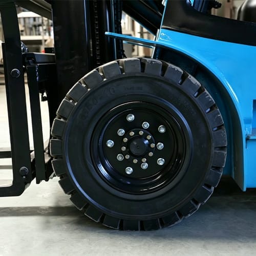 csds 15 electric forklift front wheels detail CSDS-15 1.5Ton Electric Forklift - Image 3