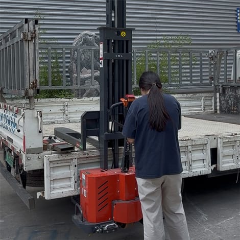 apilador autoelevable eléctrico 1 Apilador eléctrico autoelevable