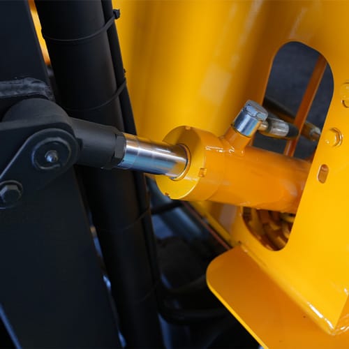 chariot élévateur électrique Csah 35 de 3,5 tonnes 4 Gros plan d'une liaison vérin hydraulique et axe de pivotement sur un accessoire de chargeur CSTAR